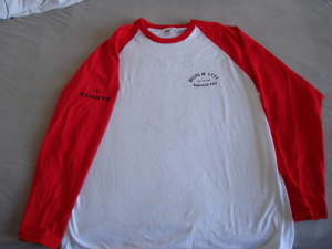 Langærmet AH3 #1111 t-shirt (hvid/rød)